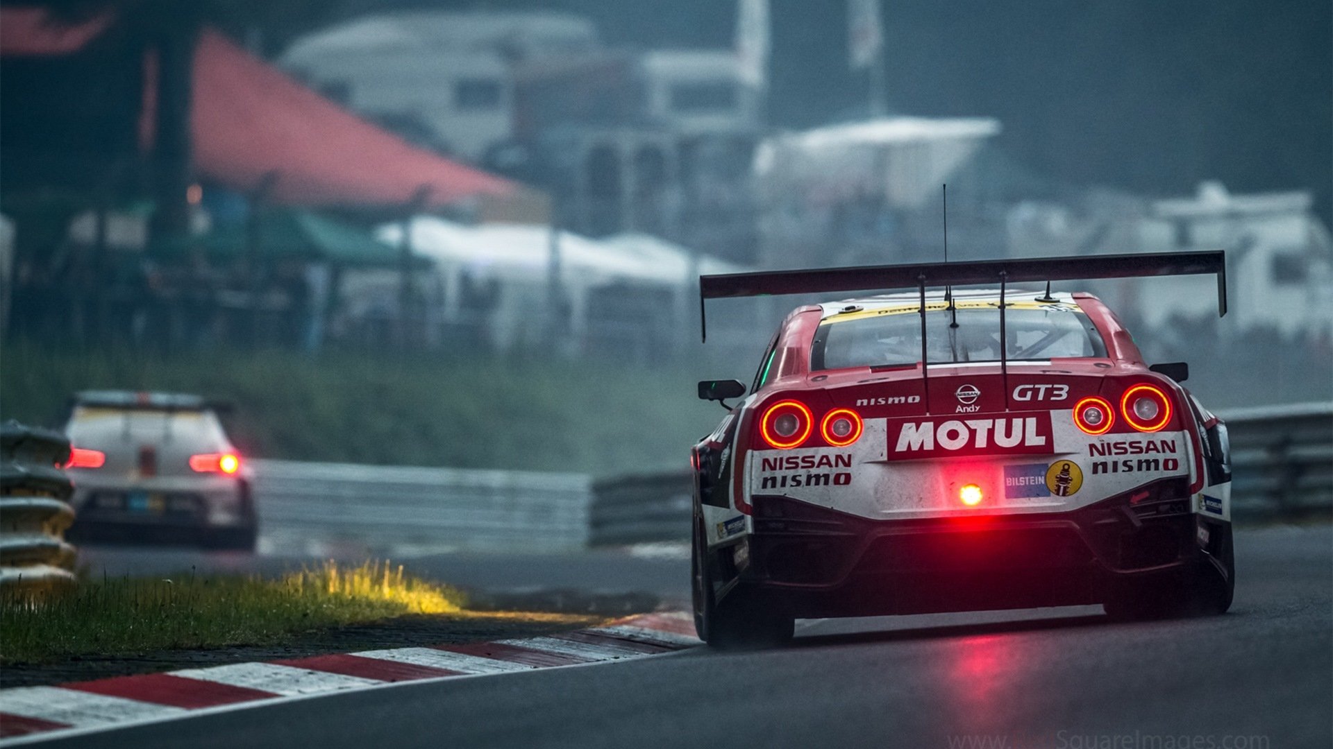 “豪车狂飙:性能与速度的完美展现”,狂飙车行